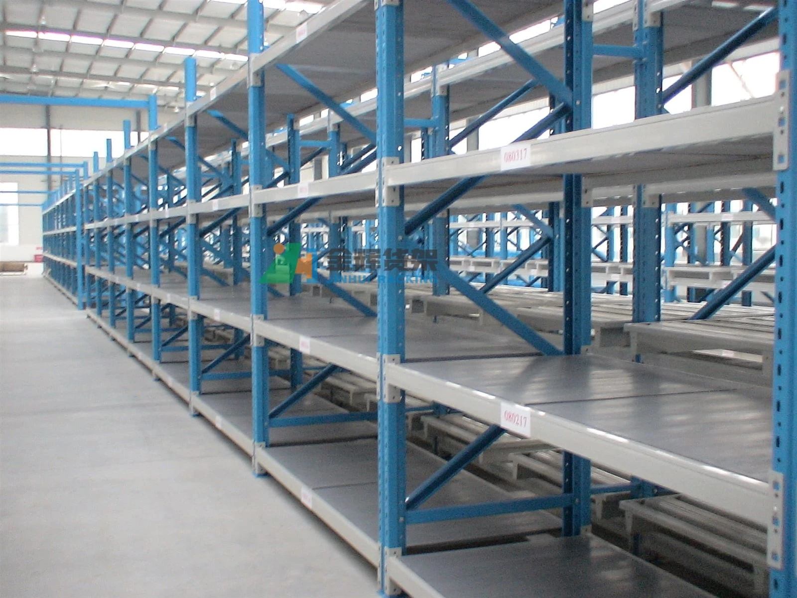 Pharmaceutical pallet storage system with steel pallets and racking